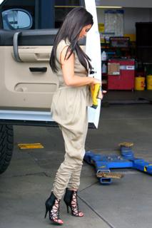 Kim Kardashian feet photo thumbnail