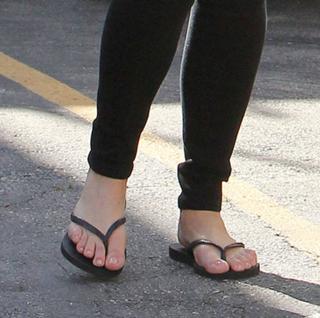 Kim Kardashian feet photo thumbnail