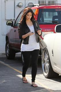 Kim Kardashian feet photo thumbnail