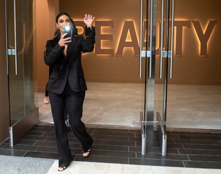 Kim Kardashian feet photo thumbnail