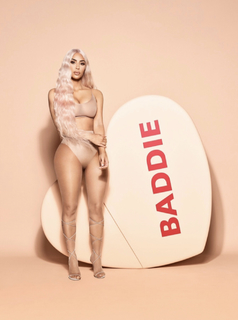 Kim Kardashian feet photo thumbnail