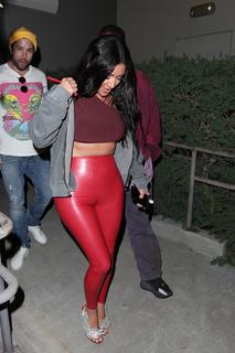 Kim Kardashian feet photo thumbnail
