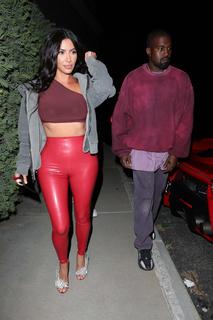Kim Kardashian feet photo thumbnail
