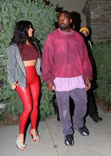 Kim Kardashian feet photo thumbnail