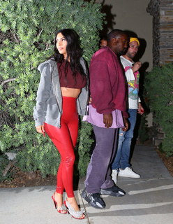 Kim Kardashian feet photo thumbnail