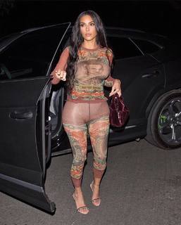 Kim Kardashian feet photo thumbnail