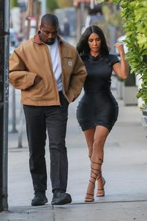 Kim Kardashian feet photo thumbnail