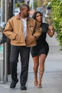 Kim Kardashian feet photo thumbnail