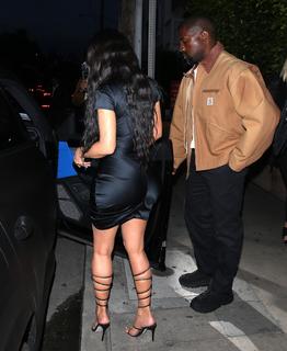 Kim Kardashian feet photo thumbnail