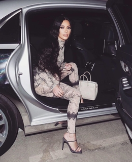 Kim Kardashian feet photo thumbnail