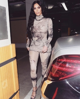 Kim Kardashian feet photo thumbnail