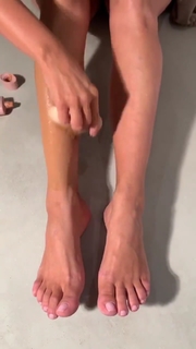 Kim Kardashian feet photo thumbnail