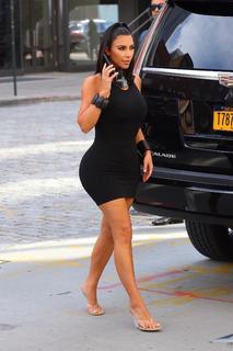 Kim Kardashian feet photo thumbnail