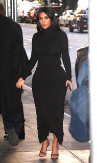 Kim Kardashian feet photo thumbnail