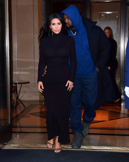 Kim Kardashian feet photo thumbnail