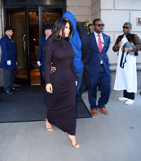 Kim Kardashian feet photo thumbnail