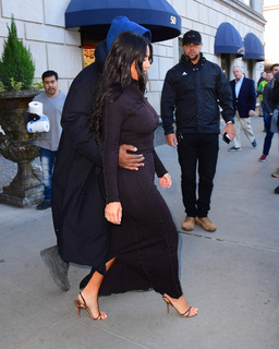 Kim Kardashian feet photo thumbnail