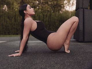 Kim Kardashian feet photo thumbnail