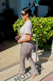 Kim Kardashian feet photo thumbnail