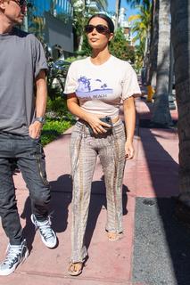 Kim Kardashian feet photo thumbnail