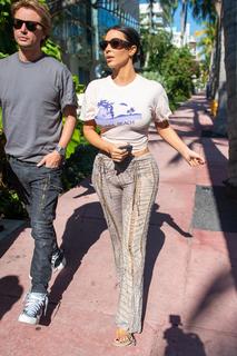 Kim Kardashian feet photo thumbnail