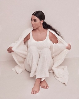Kim Kardashian feet photo thumbnail