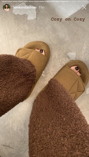 Kim Kardashian feet photo thumbnail