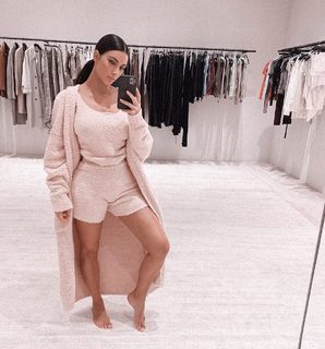 Kim Kardashian feet photo thumbnail