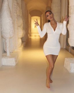 Kim Kardashian feet photo thumbnail