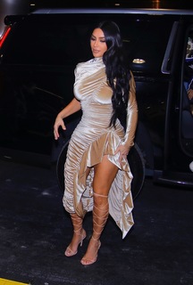 Kim Kardashian feet photo thumbnail