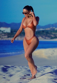 Kim Kardashian feet photo thumbnail