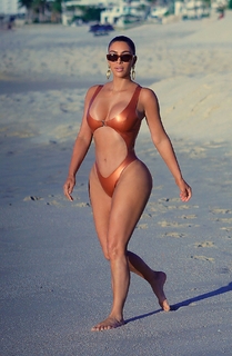 Kim Kardashian feet photo thumbnail