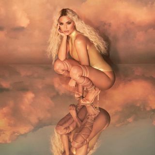 Kim Kardashian feet photo thumbnail