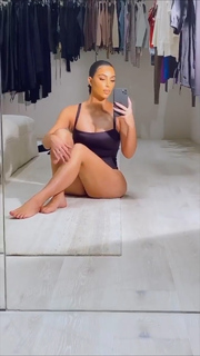 Kim Kardashian feet photo thumbnail