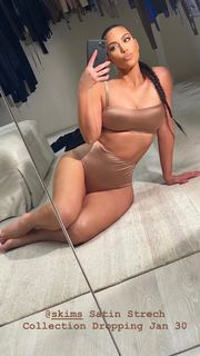 Kim Kardashian feet photo thumbnail