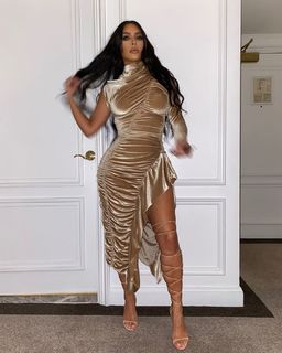 Kim Kardashian feet photo thumbnail