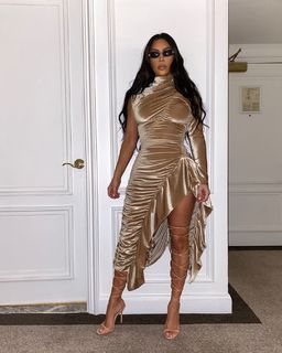 Kim Kardashian feet photo thumbnail