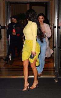 Kim Kardashian feet photo thumbnail