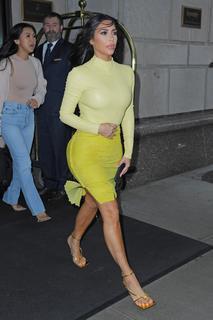 Kim Kardashian feet photo thumbnail