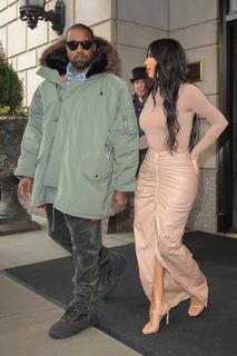 Kim Kardashian feet photo thumbnail