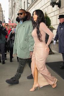 Kim Kardashian feet photo thumbnail