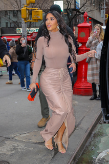Kim Kardashian feet photo thumbnail