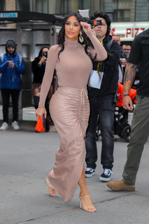 Kim Kardashian feet photo thumbnail