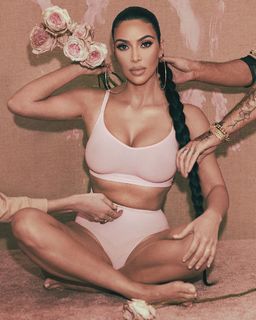 Kim Kardashian feet photo thumbnail