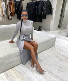 Kim Kardashian feet photo thumbnail