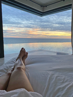 Kim Kardashian feet photo thumbnail