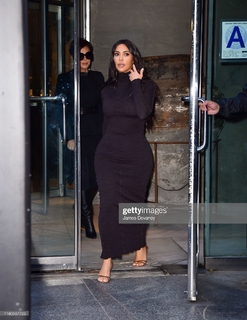 Kim Kardashian feet photo thumbnail