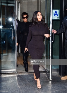 Kim Kardashian feet photo thumbnail