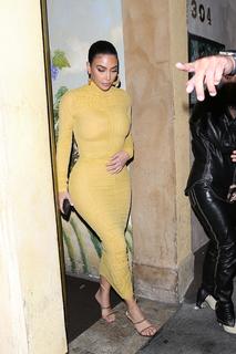 Kim Kardashian feet photo thumbnail