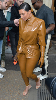 Kim Kardashian feet photo thumbnail